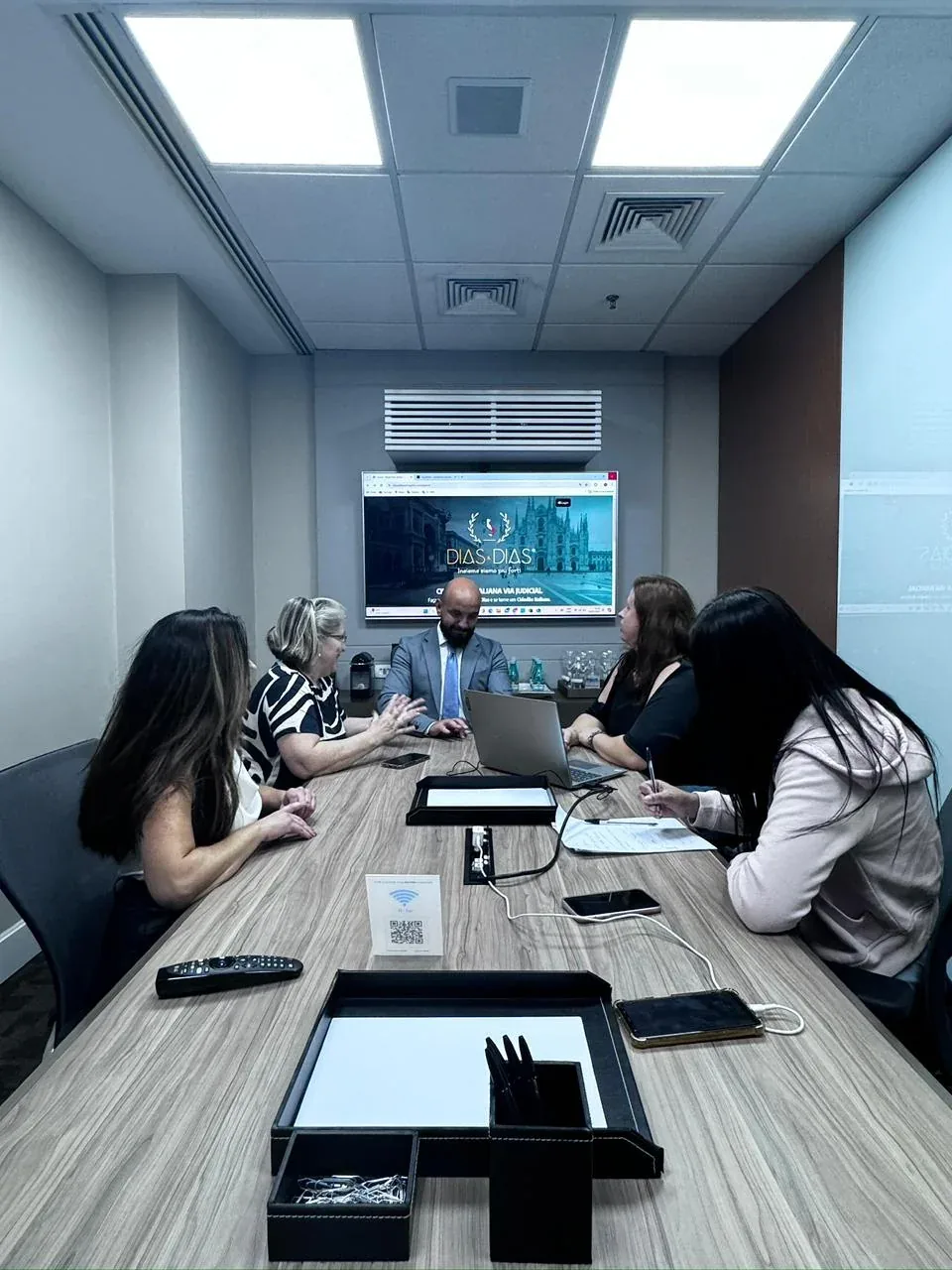 Reunião da equipe Dias e Dias no escritório